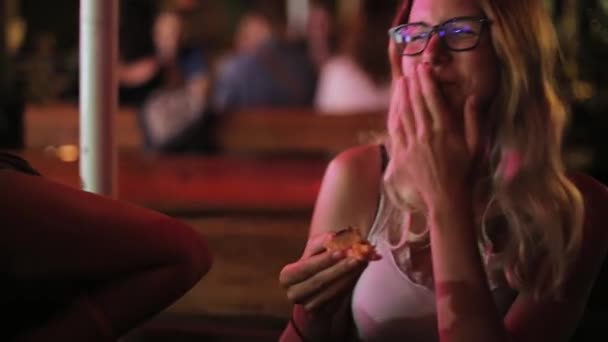 Chicas hablando hablando en un bar visto con visión borrosa — Vídeo de stock