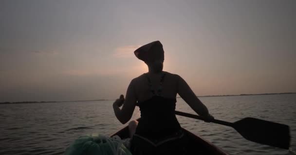 Каноэ на озере, закат — стоковое видео