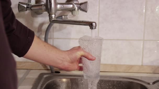 Víz ivópohár töltse ki a túlzott kiömlés — Stock videók
