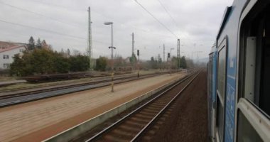 Açık pencereden tren yolculuğu