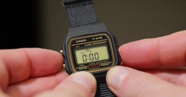 Alarm ertesi sabaha ayarlanıyor