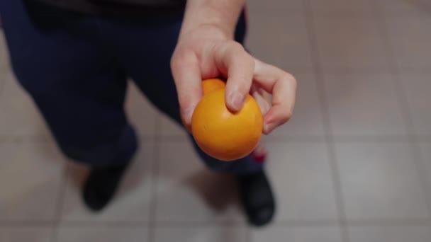 Con algunas naranjas en la mano, jugando — Vídeo de stock