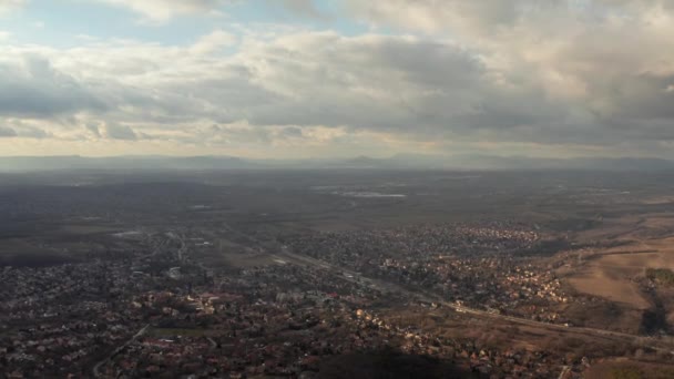 Krajobraz dronów lotniczych w nudnej bladej jesieni, Pecel, osada węgierska — Wideo stockowe