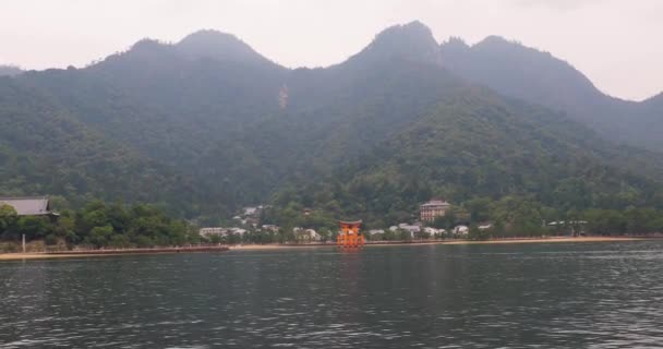 Tori puerta en el mar en Miyajima, Hiroshima — Vídeo de stock