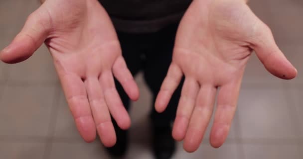 人間の手を開くヤシ — ストック動画