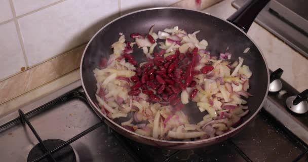 Cocinar con frijoles con cebolla — Vídeo de stock