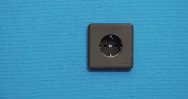 Elektrische stopcontact Pluggen in Appliance — Stockvideo
