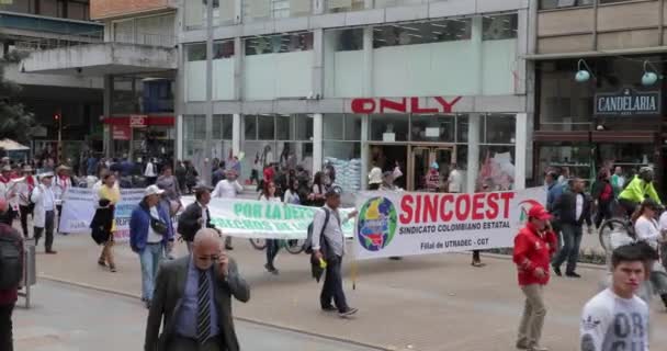 Political protest demonstration on the streets in Bogota — Stock Video