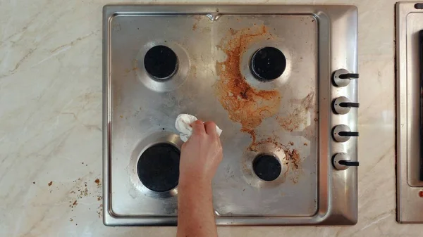 Fogão sujo em uma cozinha limpa — Fotografia de Stock
