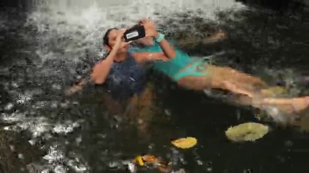Γυναίκες που κολυμπούν σε φυσική πισίνα σε τροπικό δάσος — Αρχείο Βίντεο