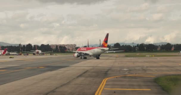 Avianca vliegtuigen op de luchthaven van Bogota — Stockvideo