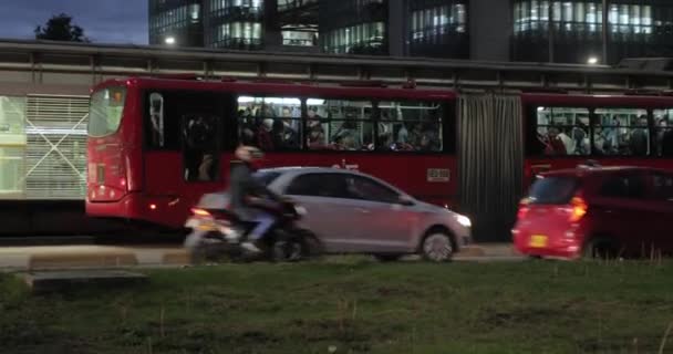 Traffico notturno a Bogotà, sistema di autobus veloce Transmilenio — Video Stock
