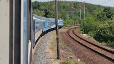 Açık pencereden tren yolculuğu