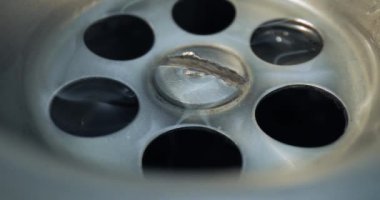 Lavabo lavabosu makroyu boşaltıyor.
