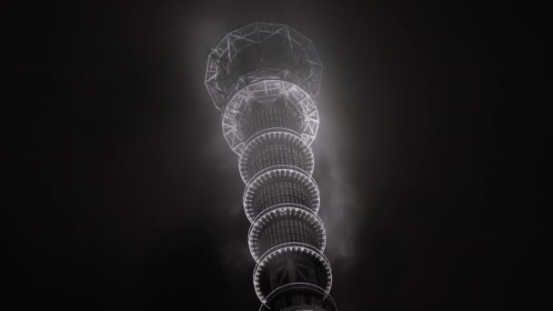 暗闇の中で雲に打たれた送信アンテナテレビ塔 — ストック動画