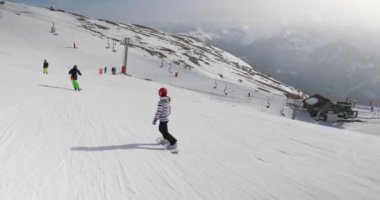 Snowboardcu görüntüyü takip ediyor