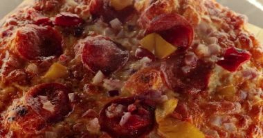 Pizza kıyafeti sıcak buharla dönüyor.