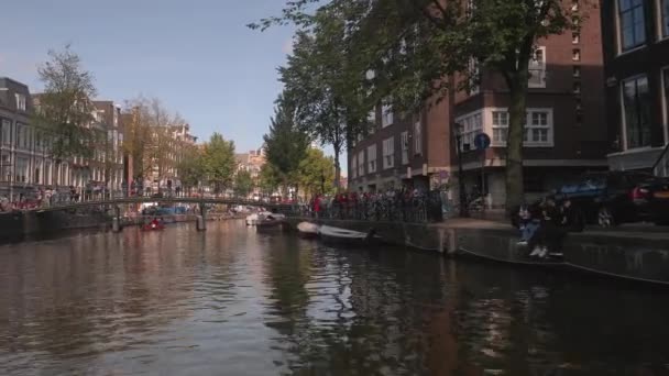 Amsterdam uitzicht vanaf de grachten op een boot — Stockvideo