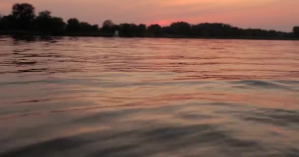 Západ slunce nad klidným jezerem, odraz vodní vlny — Stock video