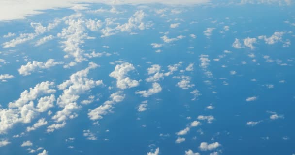 Volando sobre el océano y las nubes — Vídeos de Stock