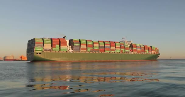 Enorme navio de contêiner em Roterdão — Vídeo de Stock