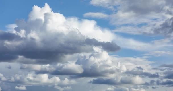 Wolken bewegen sich im Zeitraffer in blauem Himmel, starker Wind — Stockvideo