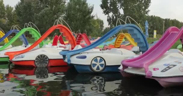 Sunny weather vacation and paddle boats on a lake — Stock Video