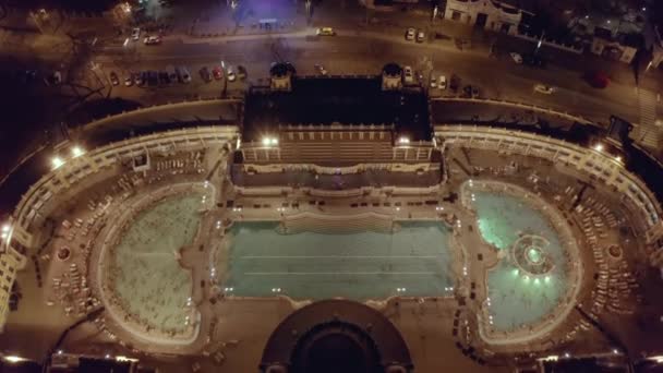 ブダペストのSzechenyi熱浴、夜間の空撮ドローン映像 — ストック動画