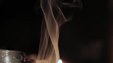 Siyah arkaplan ve kadrolarda yükselen duman soyut desenleri