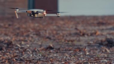 Sonbahar yapraklarını uçuran İHA garaj yolunda