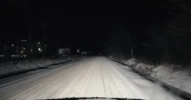 Kış karlı gece yolculuğu