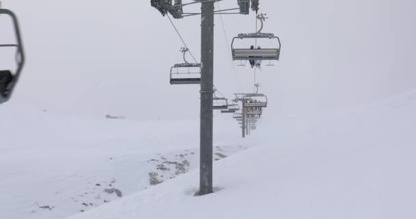 Ski lift at a ski resort, snowing — Stock Video