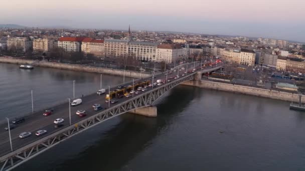 Budapest Danube letecký pohled s dopravou na mostě — Stock video