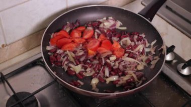 Soğanlı fasulye pişirmek.