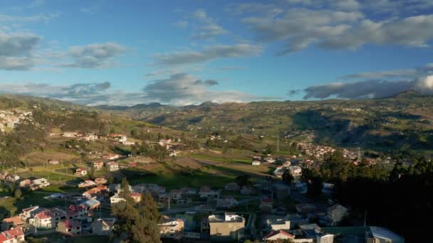 Città nelle Ande, El Tambo, Ecuador, vista aerea — Video Stock