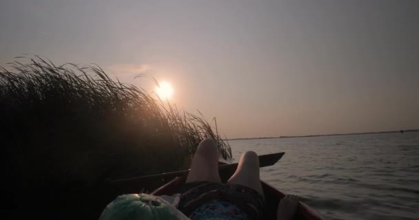 在湖上划船，夏日平静的落日 — 图库视频影像