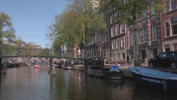 Amsterdam utsikt från kanalerna på en båt — Stockvideo