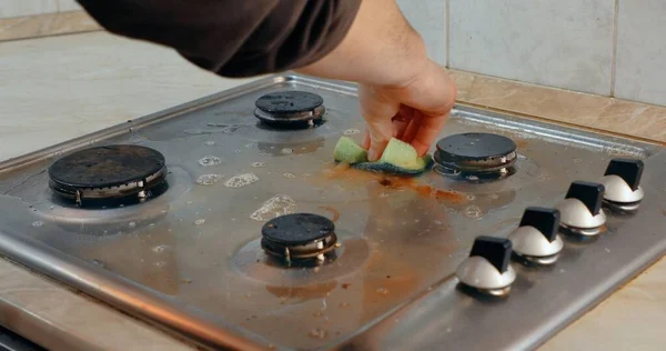 Estufa sucia en una cocina limpia — Foto de Stock