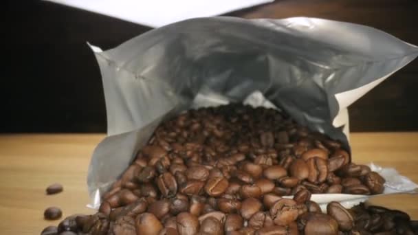 Geröstete Kaffeebohnen im Beutel — Stockvideo