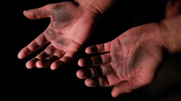 İnsan eli siyah arkaplanda — Stok video