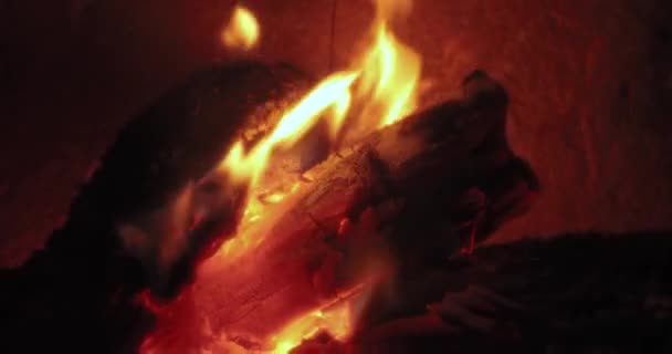 Las llamas de una chimenea — Vídeos de Stock