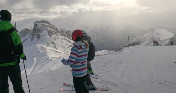 Sneeuwen in de bergen, Alpine skigebied, mensen die naar het uitzicht kijken — Stockvideo