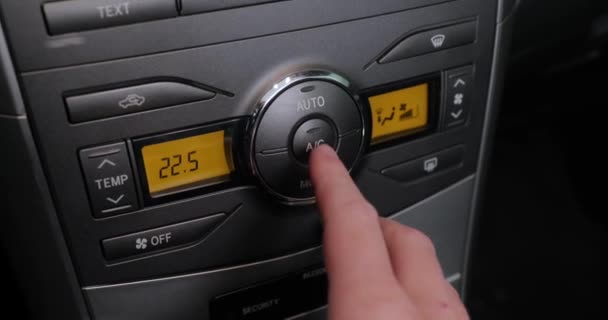 Ligar a recirculação interna em um carro — Vídeo de Stock