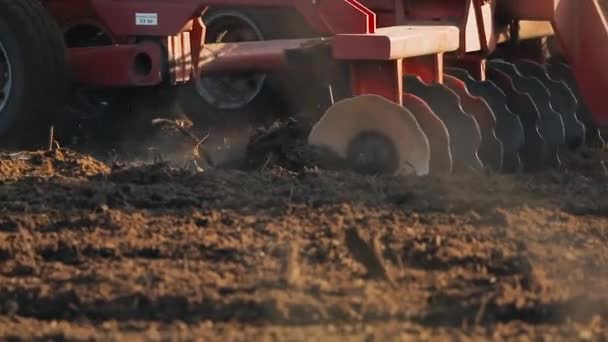 Tractor die landbouwgrond ploegt — Stockvideo