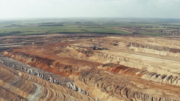 Pohled shora dolů na těžbu uhelného dolu — Stock video