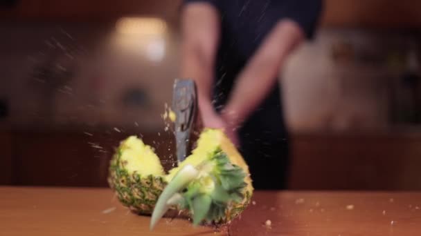 Affettatura di ananas con ascia — Video Stock