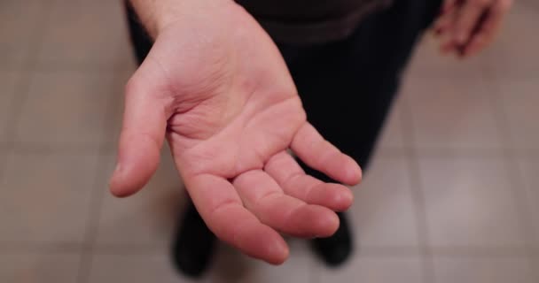 手を伸ばす男 — ストック動画