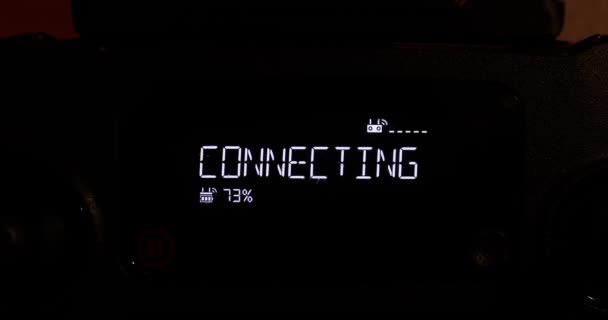 Znak łączący na urządzeniu sterującym radiotelefonem próbującym się połączyć — Wideo stockowe
