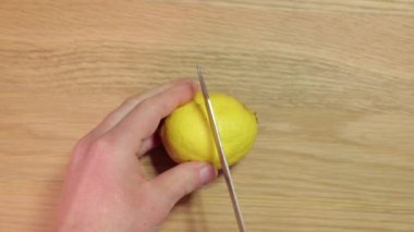 Meyve suyu için limonu ikiye bölmek