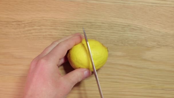 Розрізати лимон навпіл для соку — стокове відео